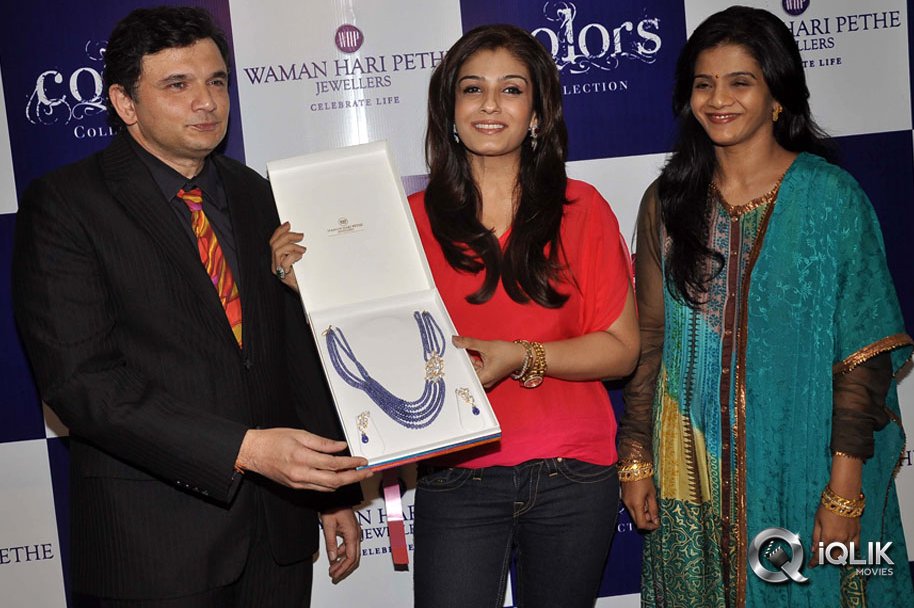 Raveena-Tandon-Launches-Waman-Hari-Pethe-Jewellers